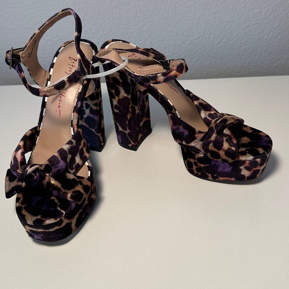 NWT Betsey Johnson Leopard Print Platform Block Heel Velvety Sandals Size 6M - Picture 2 of 6